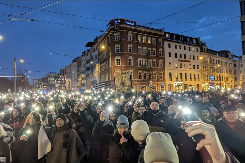 Nach der Demo berichteten die Veranstalter von einer Gesamtteilnehmerzahl von mehr als 60.000 Menschen in Leipzig.