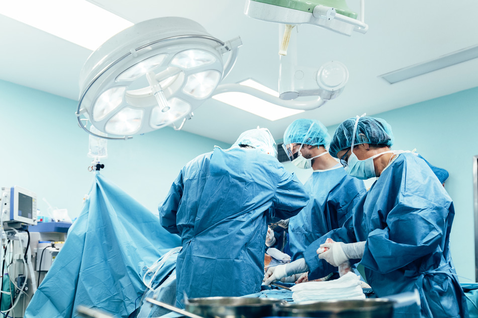 Ein Patient wird operiert. (Symbolbild)