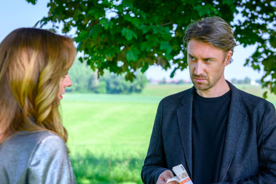Ariane (Viola Wedekind, 43) will, dass Patrick (Peter Schorn, 43) Lia und Robert auseinander bringt.
