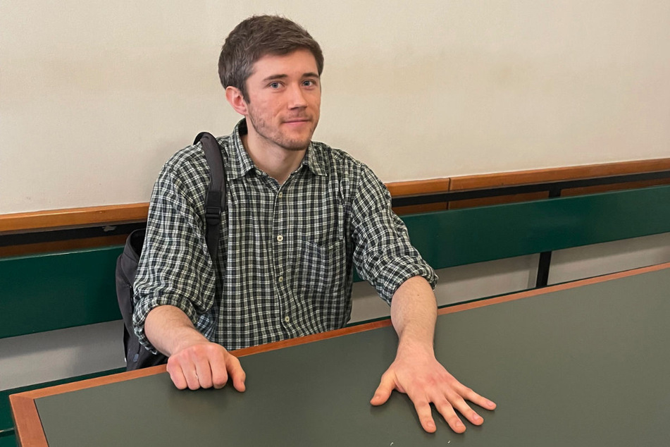 Henning Jeschke (24) hatte sich während seiner Gerichtsverhandlung im Februar 2023 mit einer Hand an den Tisch geklebt.