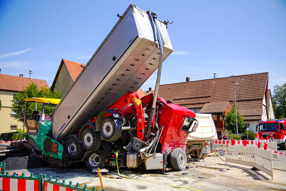 Die Lastwagen haben sich regelrecht ineinander verkeilt.