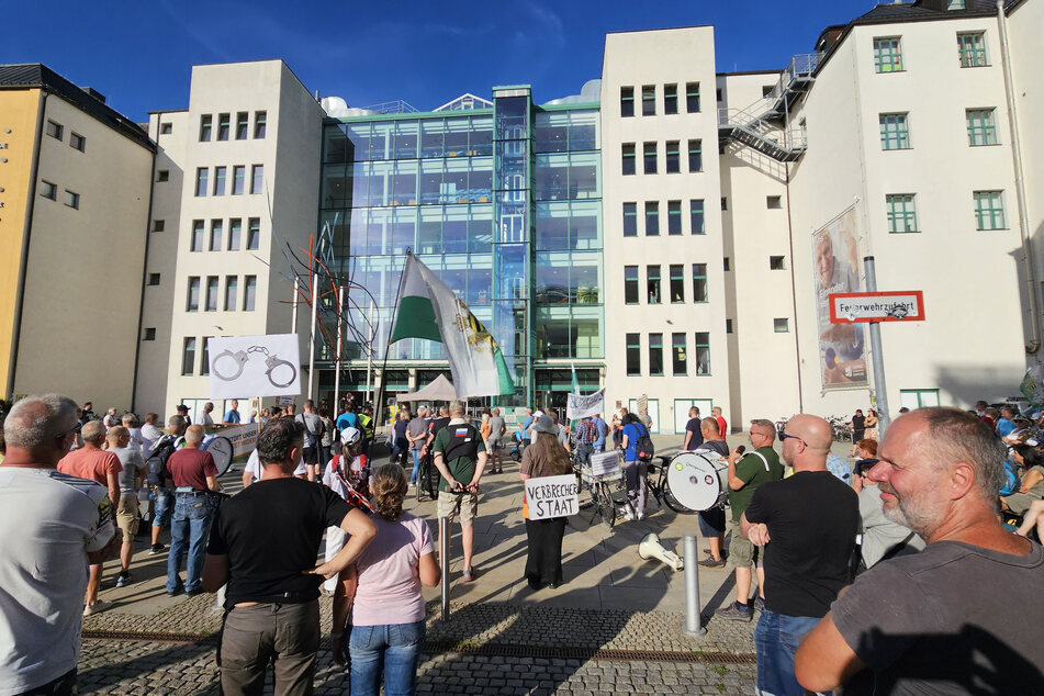 Zahlreiche Demonstranten versammelten sich am heutigen Dienstag vor dem Chemnitzer Tietz. Sie demonstrierten gegen Gesundheitsminister Karl Lauterbach (61, SPD).