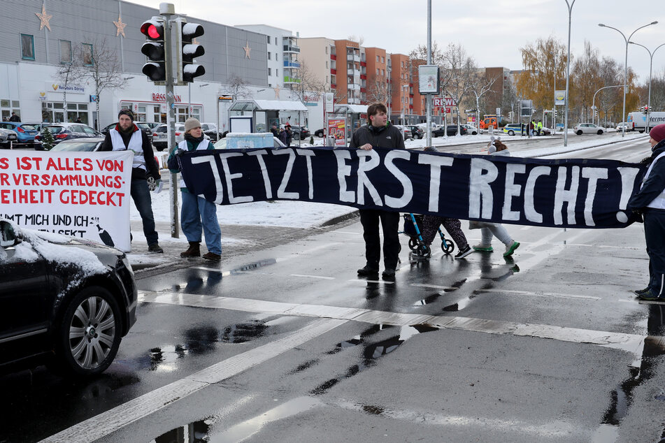 Mitglieder der "Letzten Generation" blockierten nach Prozessbeginn eine Straße vor einem Einkaufszentrum in Stralsund.