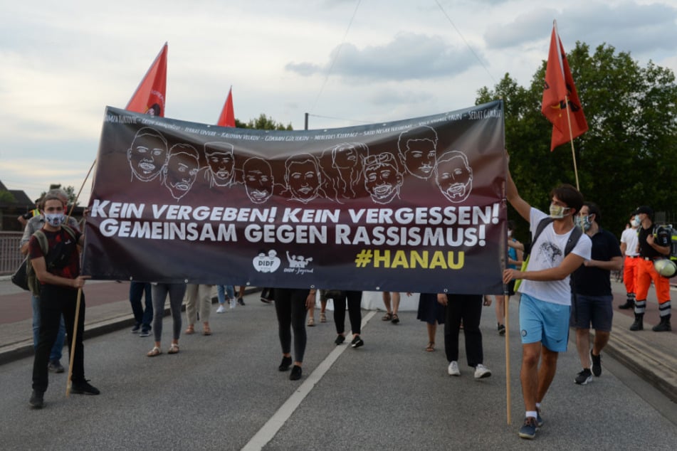 Demonstranten gedenken mit einem Banner an die Opfer von Hanau.