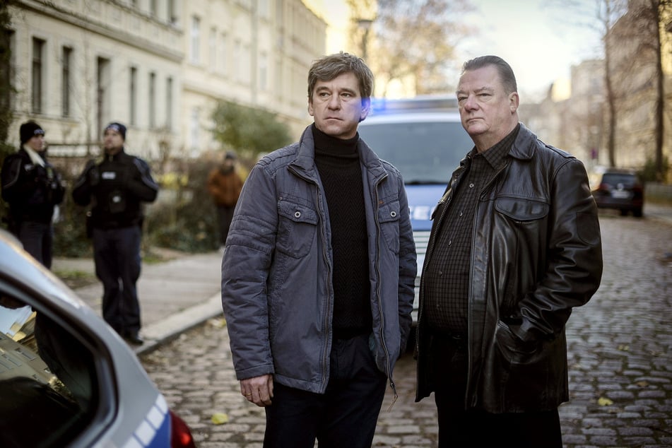 Die Kommissare Michael Lehmann (Peter Schneider, l.) und Henry Koitzsch (Peter Kurth) am Tatort. 2026 soll die letzte Episode des Hallenser "Polizeirufs" im Fernsehen laufen.