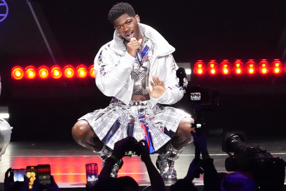 Lil Nas X (23) liefert gerne mal ausgefallene Live-Shows ab, notfalls eben auch mit einer Toiletten-Pause.