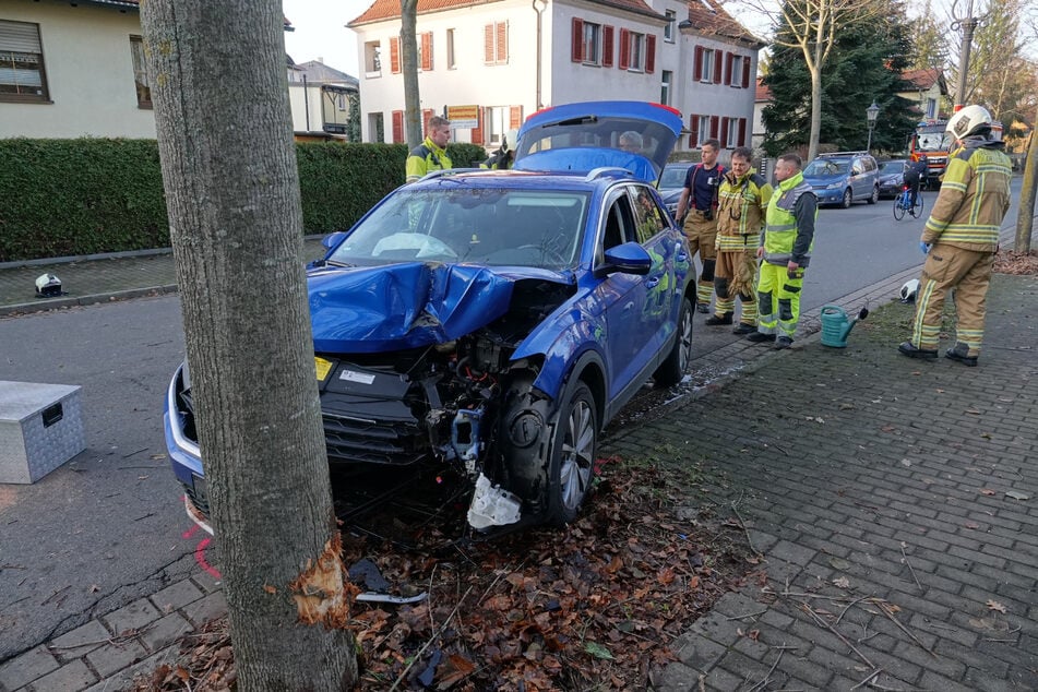Ein blauer VW T-Roc landete an einem Baum auf der Meußlitzer Straße.