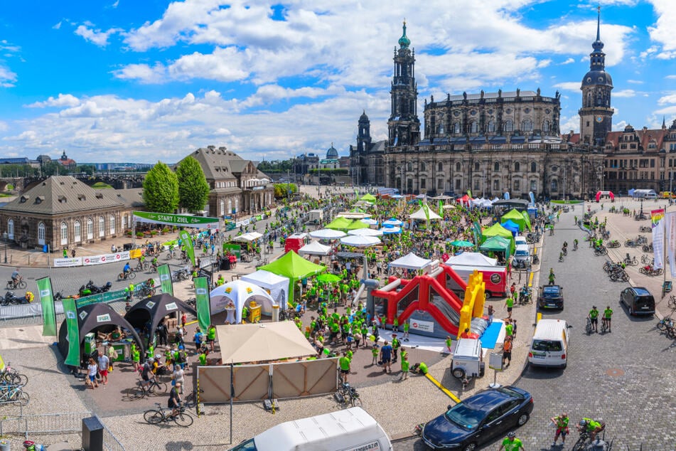 Wegen des 28. SZ-Fahrradfest wird es auf dem Theaterplatz in Dresden am 9. Juni richtig voll.