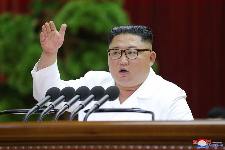 Um Nordkoreas Machthaber Kim Jong-un ranken sich viele Mythen und Geschichten (Foto: -/YNA/dpa).