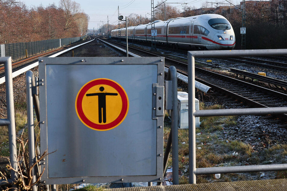 Am Wochenende wurden zahlreiche Bahngleise in Sachsen-Anhalt mit unterschiedlichen Gegenständen blockiert.