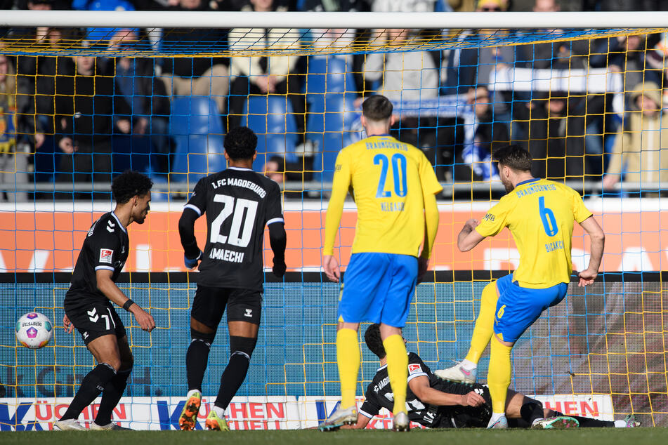 Braunschweig ging früh in Führung: Ermin Bicakcic (34, r.) musste nur noch einschieben. Magdeburg hatte zuvor versäumt, den Ball ordentlich zu klären.