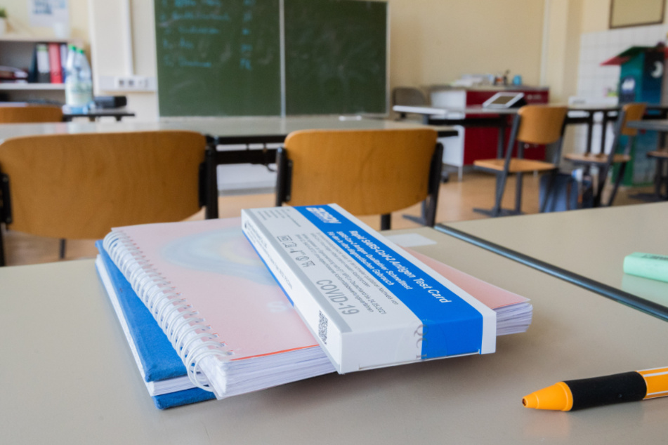 Coronatests dürften ab Mittwoch wieder zum Alltag der knapp 2,5 Millionen Schüler in NRW werden.