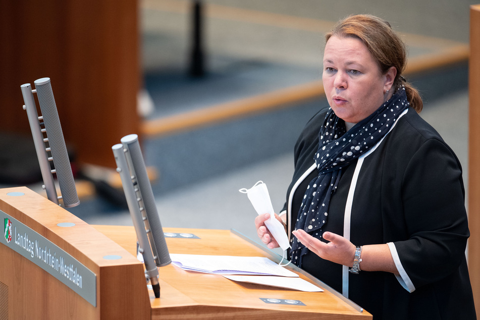 Umweltministerin Ursula Heinen-Esser (56, CDU) steht unter Verdacht, den Untersuchungsausschuss des Landtags getäuscht zu haben.