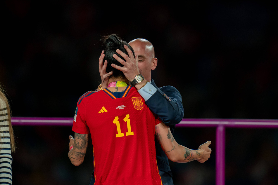 Der spanische Verbandsboss Luis Rubiales (46) hatte Jennifer Hermoso (33) nach dem Finale ungefragt auf den Mund geküsst.