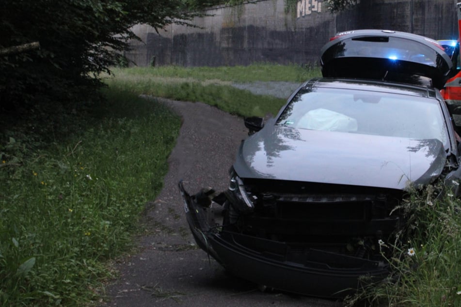 Auto kracht gegen Mauer: Vier Menschen bei Unfall in Overath verletzt!