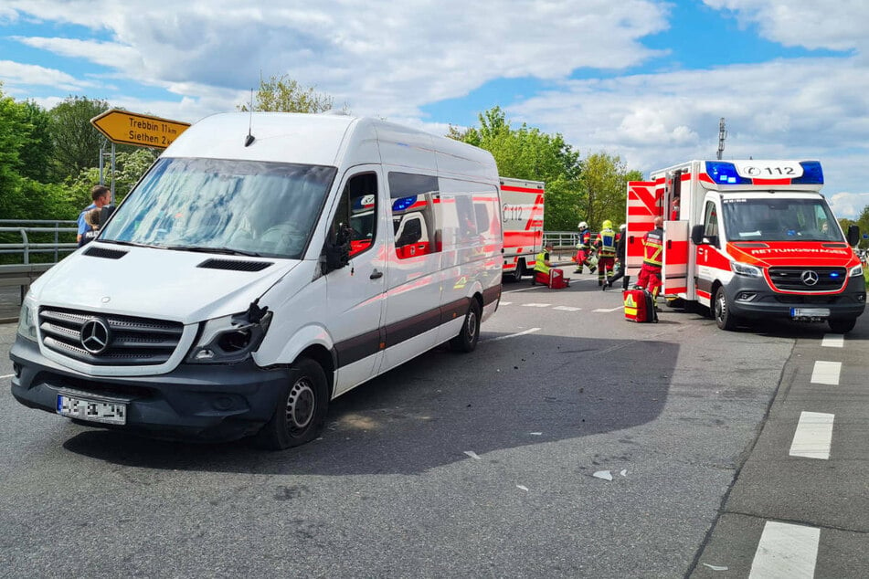 Die Rettungskräfte kümmern sich um die verletzten Motorradfahrer. Der Mercedes-Transporter hat bei dem Crash kaum Schaden genommen.