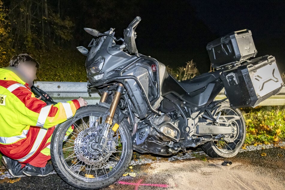 Der 24-jährige Motorradfahrer kam mit leichten Verletzungen ins Krankenhaus.
