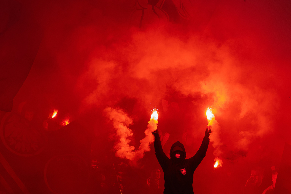 Vor dem Anpfiff beim DFB-Pokalspiel zwischen Viktoria Köln und Eintracht Frankfurt am 1. November brannten die SGE-Fans ein wortwörtliches Feuerwerk ab.