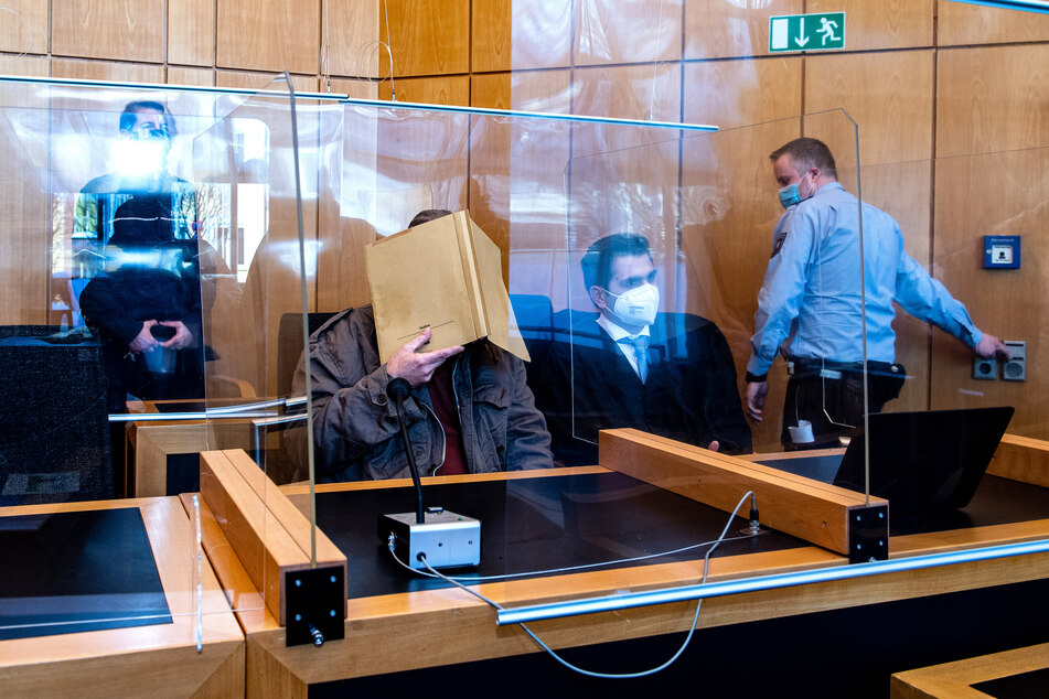 Der 50-jährige Angeklagte (M) aus Hannover wurde zu 4 Jahren und 3 Monaten Haft verurteilt.