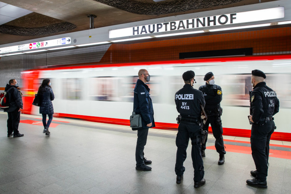 Polizisten und ein Mitarbeiter der VAG (Verkehrs-Aktiengesellschaft Nürnberg) machen am Hauptbahnhof einen Kontrollgang um die Einhaltung der Maskenpflicht zu prüfen.