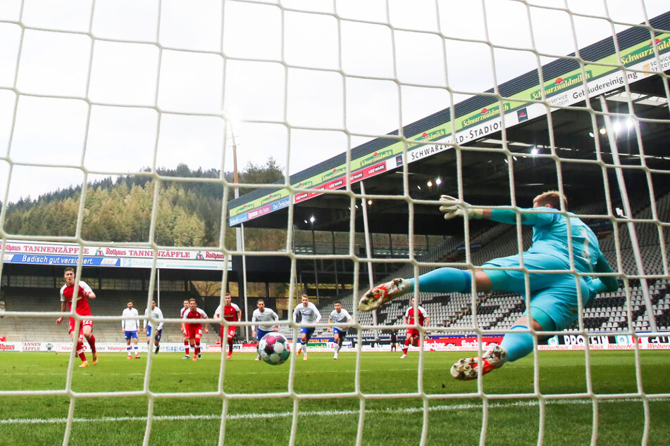 Roland Sallai (l.) verlädt Knappen-Keeper Ralf Fährmann (r.) und trifft zum 2:0 für den SC Freiburg.