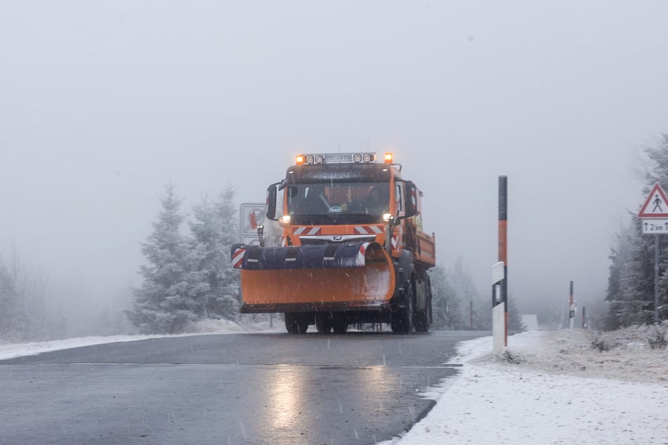 Erster Einsatz für den Winterdienst im Erzgebirge: Die Straße zum Fichtelberg wurde vom Schnee befreit.