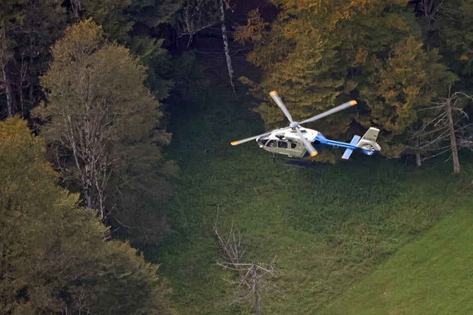 Mit einem Polizeihubschrauber wurde in der Nacht noch nach der Frau gesucht. Allerdings ohne Erfolg. (Symbolbild)