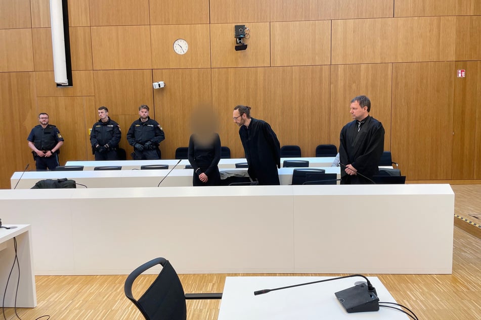 Die Angeklagte Hanna S. (30, M.) steht beim Prozessauftakt im Gerichtssaal.