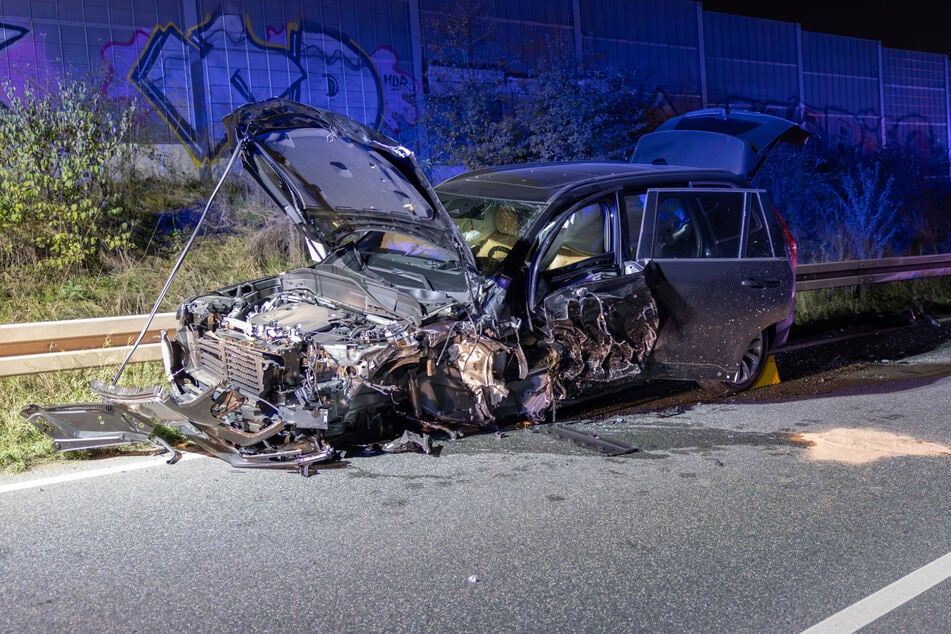 Dass die beiden Volvo-Insassen nur leichte Verletzungen erlitten, grenzt bei Ansicht dieser Bilder an ein Wunder.