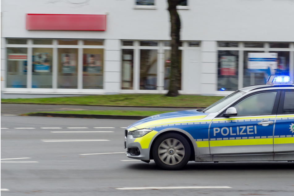 Das Polizeiauto war mit Blaulicht und Martinshorn unterwegs. (Symbolbild)