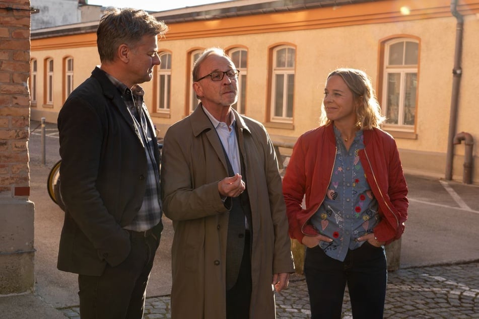 Harald Neuhauser (Marcus Mittermeier, 56, l.), Ludwig Schaller (Alexander Held, 67, M.) und Angelika Flierl (Bernadette Heerwagen, 49) haben einen kniffligen Fall vor sich.