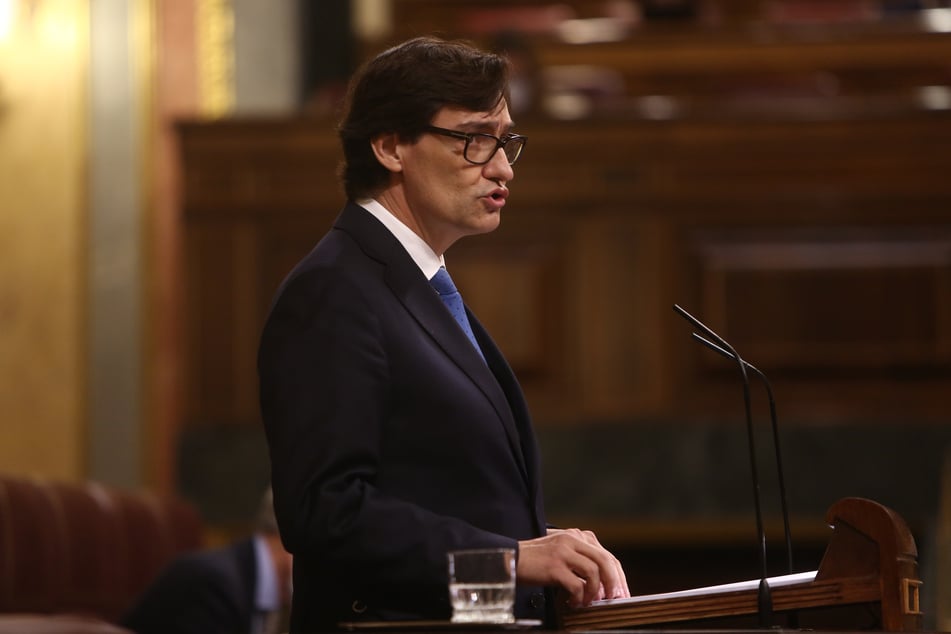 Salvador Illa, Gesundheitsminister von Spanien, spricht im Parlament.