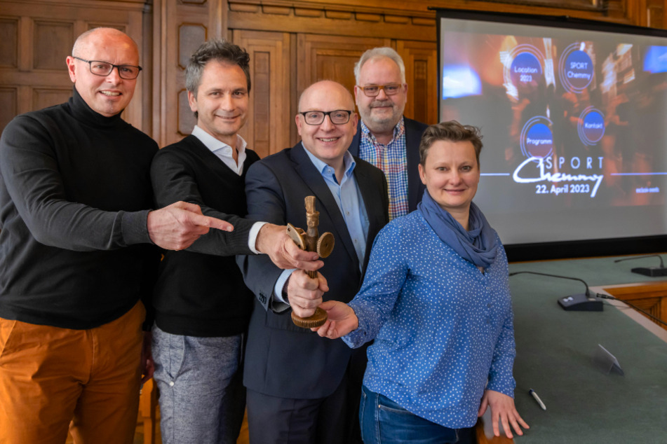 Jens Carlowitz (v.l.), Sven Hertwig (52), OB Sven Schulze (51, SPD), Andreas Wöllenstein und Jeanette Füsseler mit der Ehrenskulptur "Chemmy".