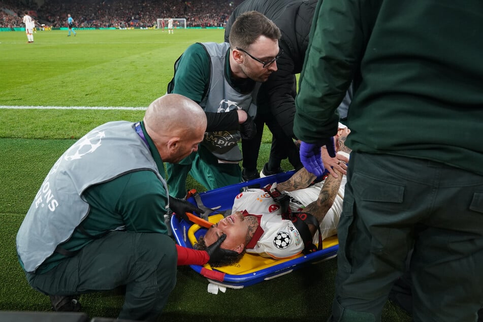 Die Sanitäter schafften Noa Lang (26) schließlich mit einer Trage vom Rasen.