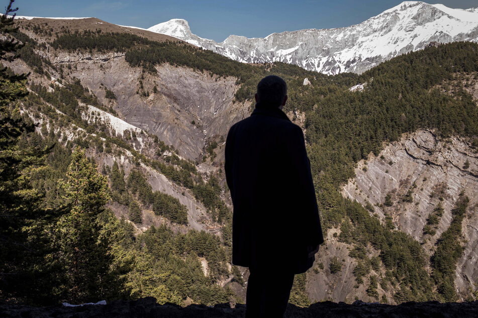 Die Maschine zerschellte in den französischen Alpen. Ein Angehöriger besuchte ein Jahr nach dem Absturz den Ort des Geschehens.