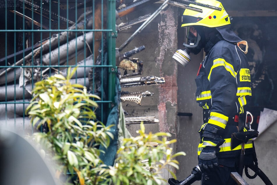 Wegen dichtem Rauch arbeiteten die Brandbekämpfer mit Atemschutz. Die Polizei warnte die Anwohner, Fenster und Türen geschlossen zu halten.