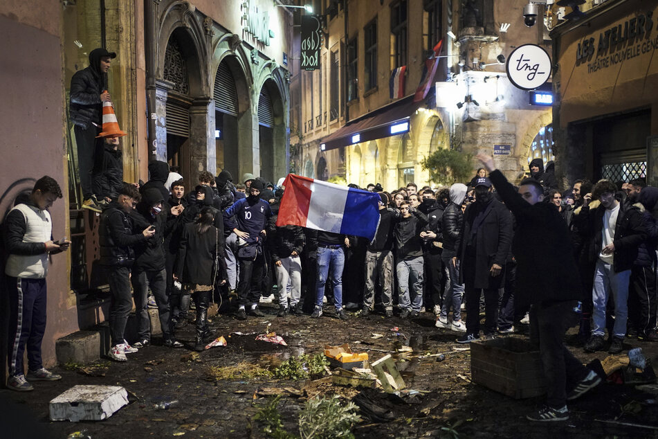 Auch in Lyon verliefen die Feierlichkeiten nicht nur friedlich - einige Fans gerieten mit der Polizei aneinander.