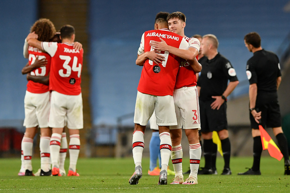 Kieran Tierney (r., mit der Nummer 3) umarmt nach dem Sieg des FC Arsenal über Manchester City im FA-Cup-Halbfinale seinen Teamkollegen Pierre-Emerick Aubameyang.