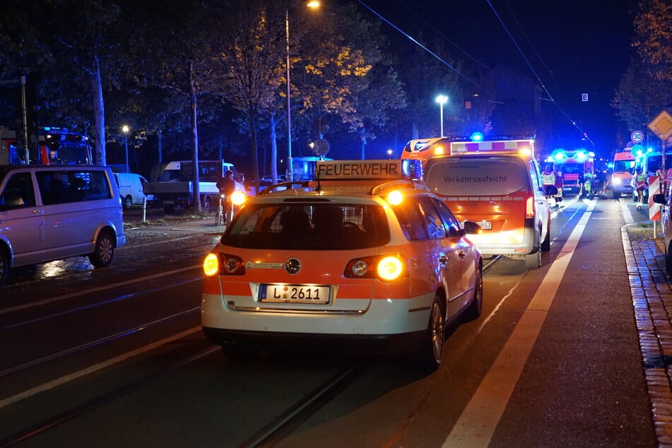 Mehrere Krankenwagen, Feuerwehr, Polizei und die LVB-Verkehrsaufsicht blockierten die nahe gelegene Eisenbahnstraße.