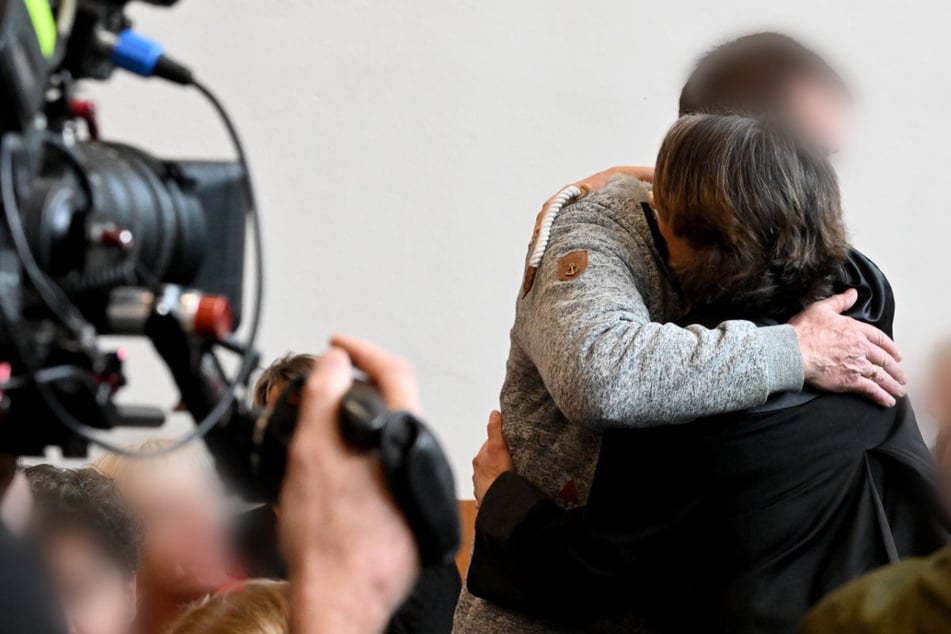In dem auch für die Juristen emotionalen Prozess (im Bild unter anderem Rechtsanwältin Regina Rick) ziehen sich die Eltern des Opfers zurück.