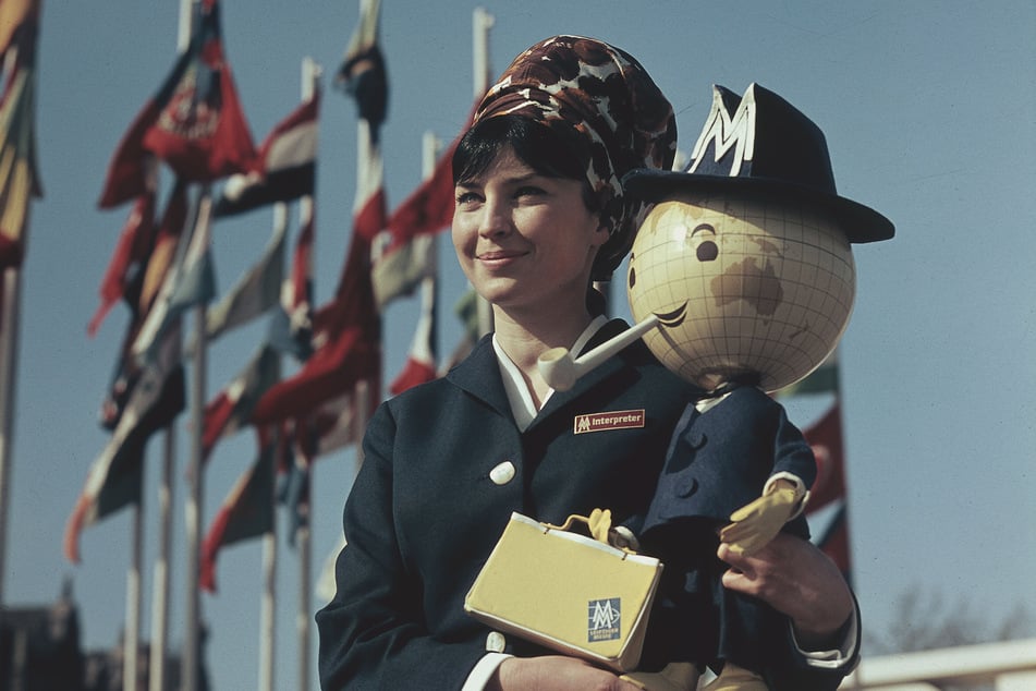 Eine Hostess mit Messemännchen.