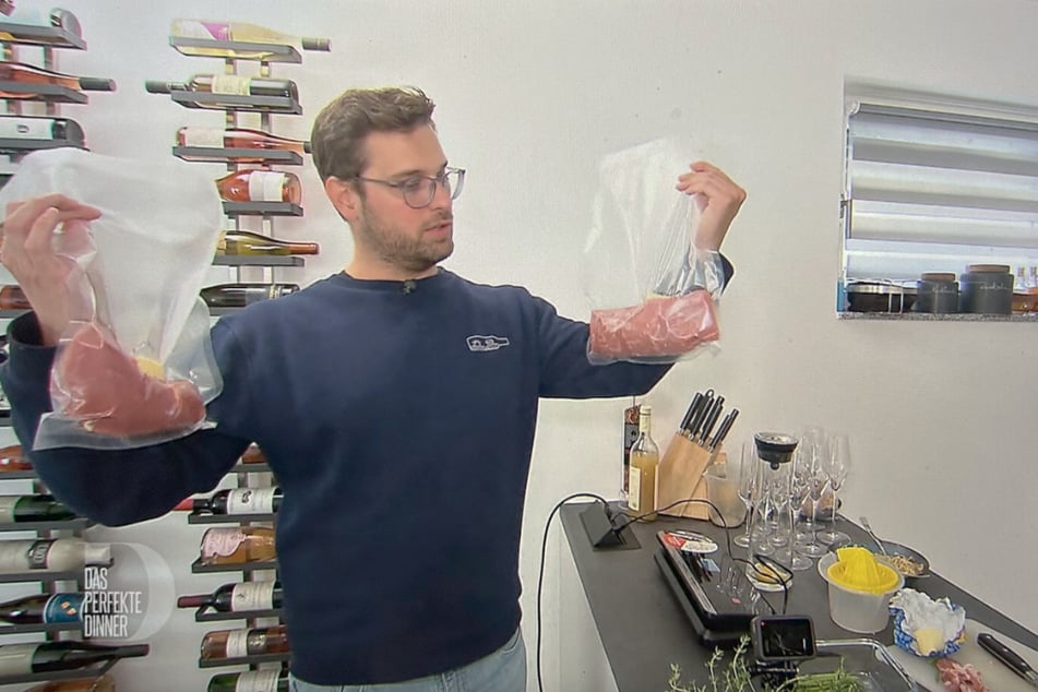 Marco (38) packt das Fleisch in Vakuumbeutel, um es im Wasserbad zu garen.
