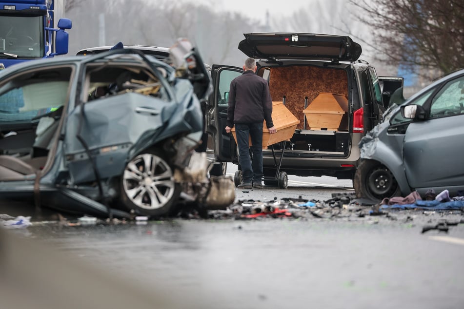 Insgesamt vier Menschen starben infolge des Unfalls auf der B87, drei von ihnen noch an der Unfallstelle.