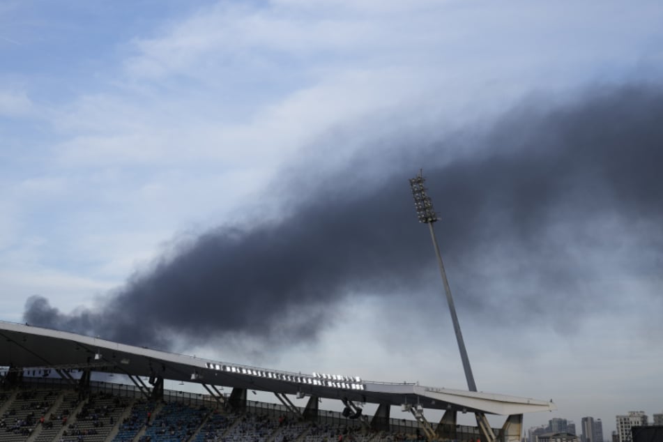 Über dem Atatürk-Stadion stieg am Samstagabend plötzlich schwarzer Rauch auf.