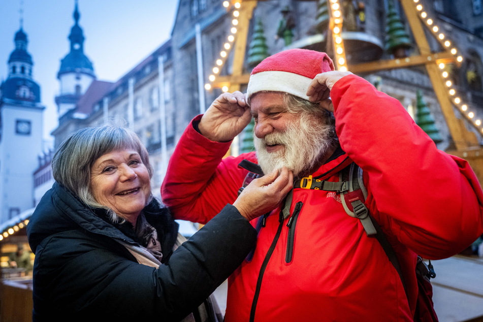 Annette (67) und Matthias Löffler (67) kurz vor der Eröffnung: "Meine Frau mag den Bart nicht, der soll nach Weihnachten weg."