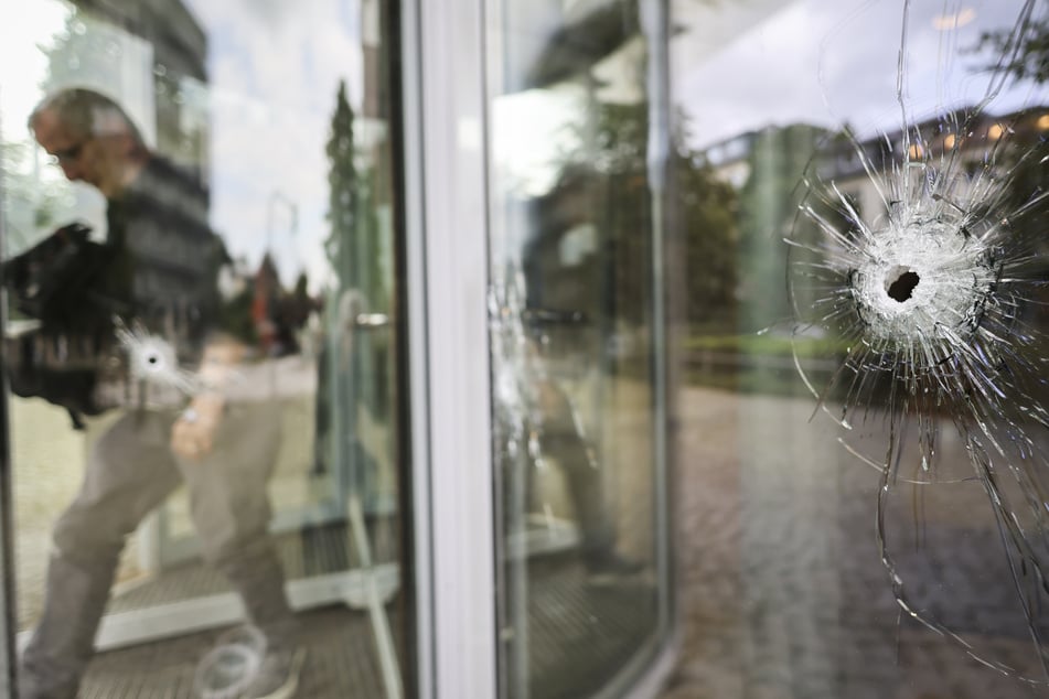 In Hamburg hat es Schüsse auf die Glasfassade eines Verlagsgebäudes gegeben.
