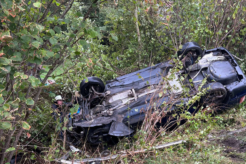 VW überschlägt sich nach Crash auf Bundesstraße: Mehrere Verletzte