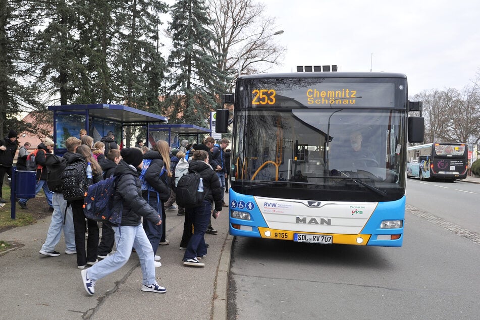 Chemnitz: Auf der Fahrt nach Limbach-Oberfrohna: Kühlschlauch platzt mitten im Schulbus!