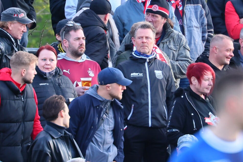 FSV-Coach Rico Schmitt beobachtete das Spiel mitten unter den Zwickauer Fans.