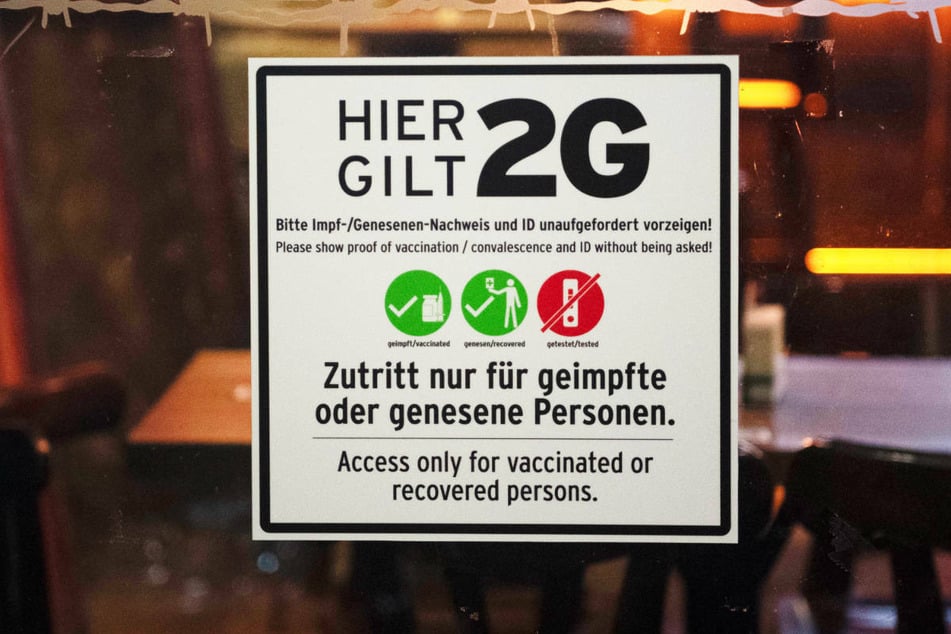 Am Eingang eines Berliner Restaurants ist ein Hinweis auf die 2G-Regel angebracht. In der Hauptstadt gilt die Einschränkung für Impfunwillige bereits.